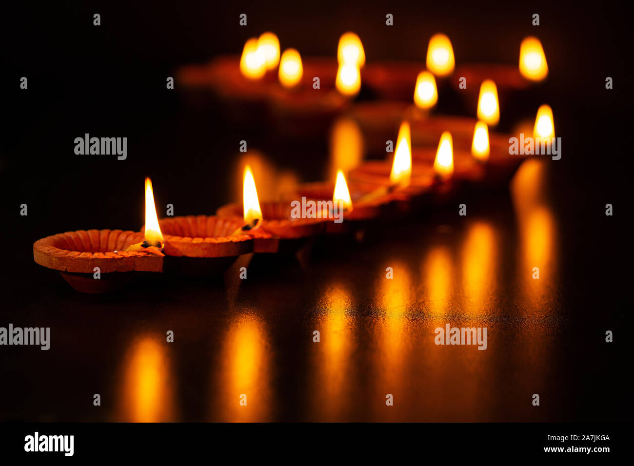 Grande gruppo di candele accese disponendo le code durante il Diwali Festival celebrazione Foto Stock