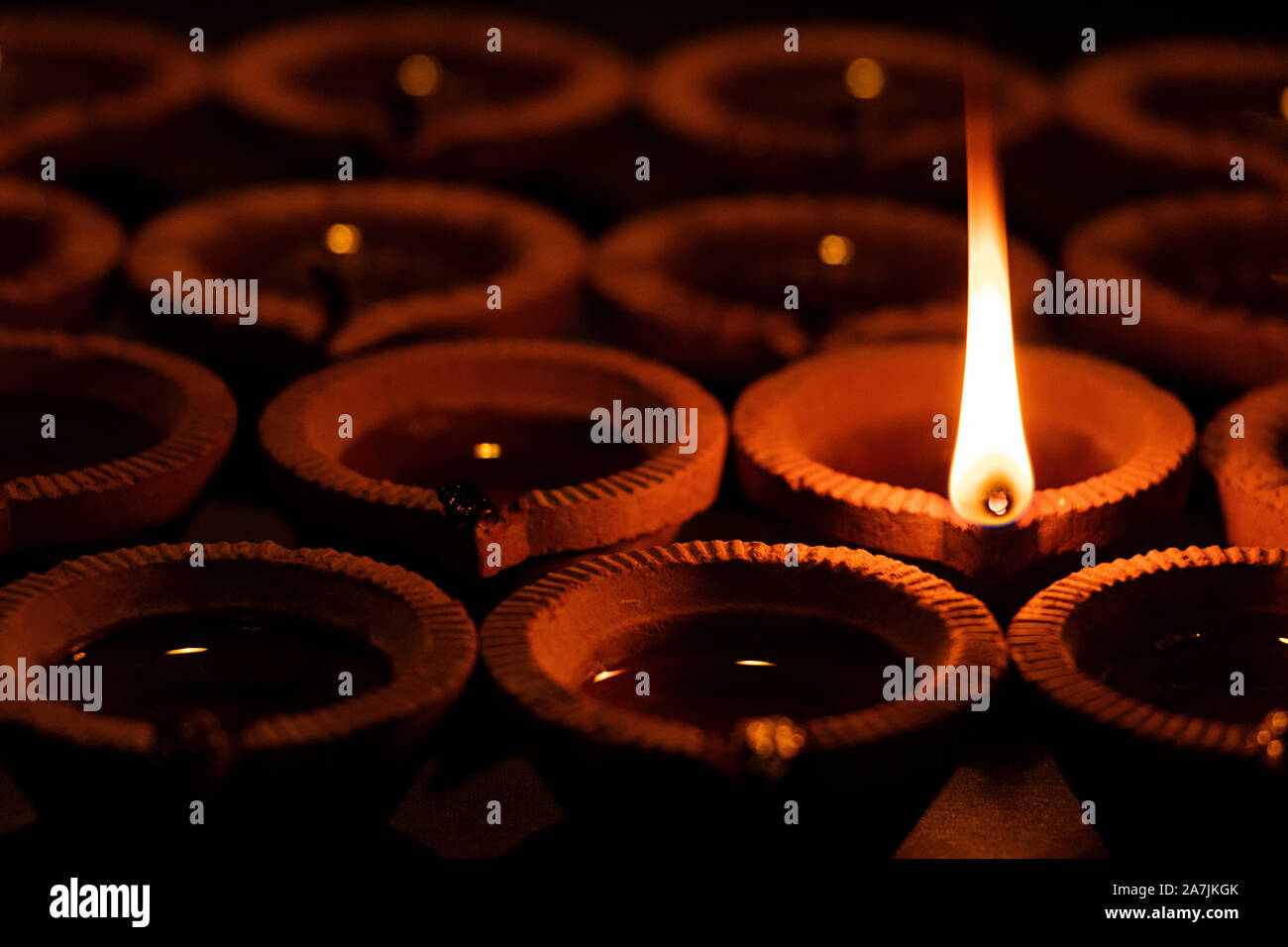 Uno Diya luce ardente con lampade a olio durante il Diwali Festival celebrazione Foto Stock