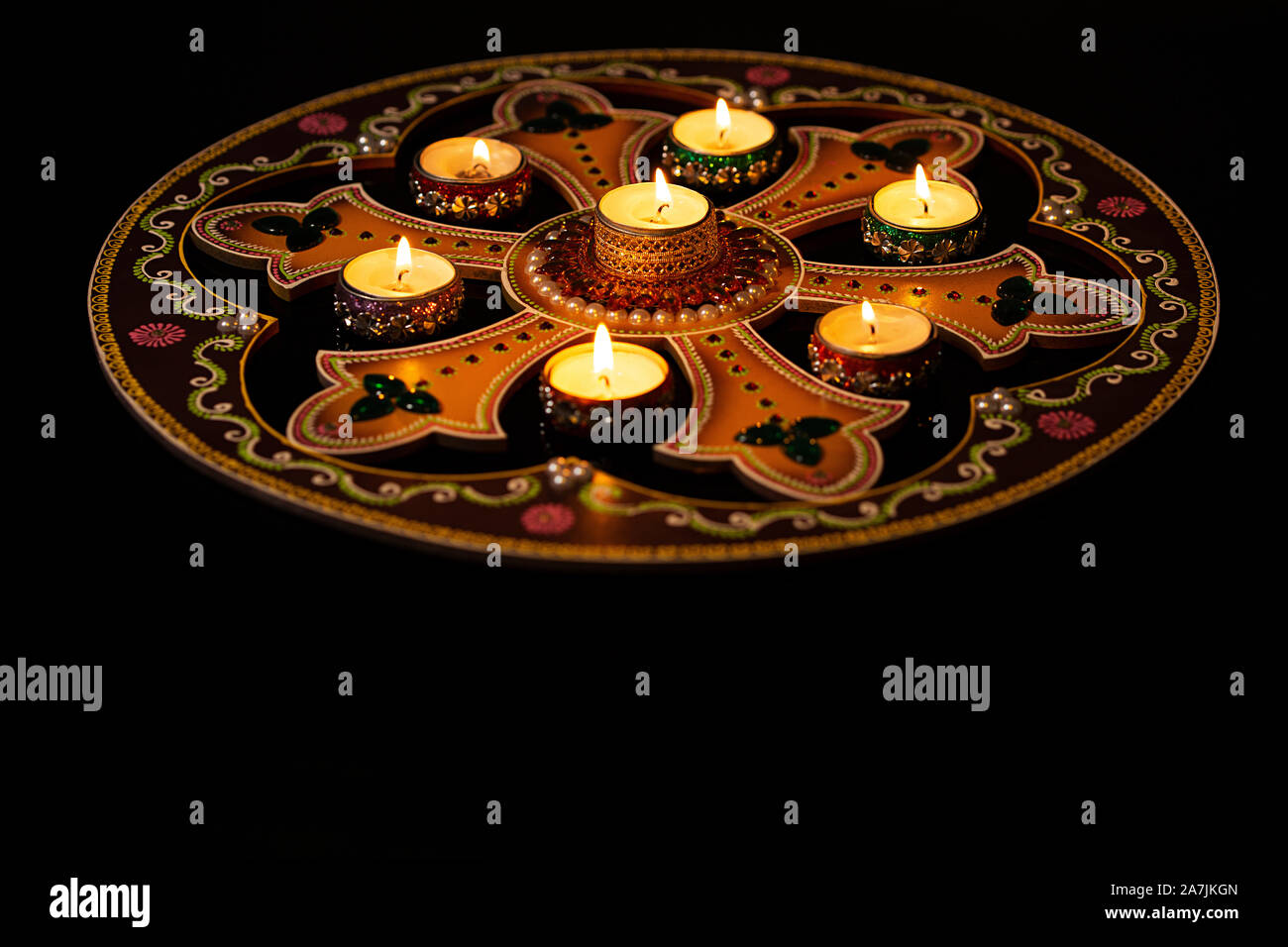 La masterizzazione Diya Oil-Lamp con illuminazione Rangoli Diwali Festival celebrazione nessuno Foto Stock