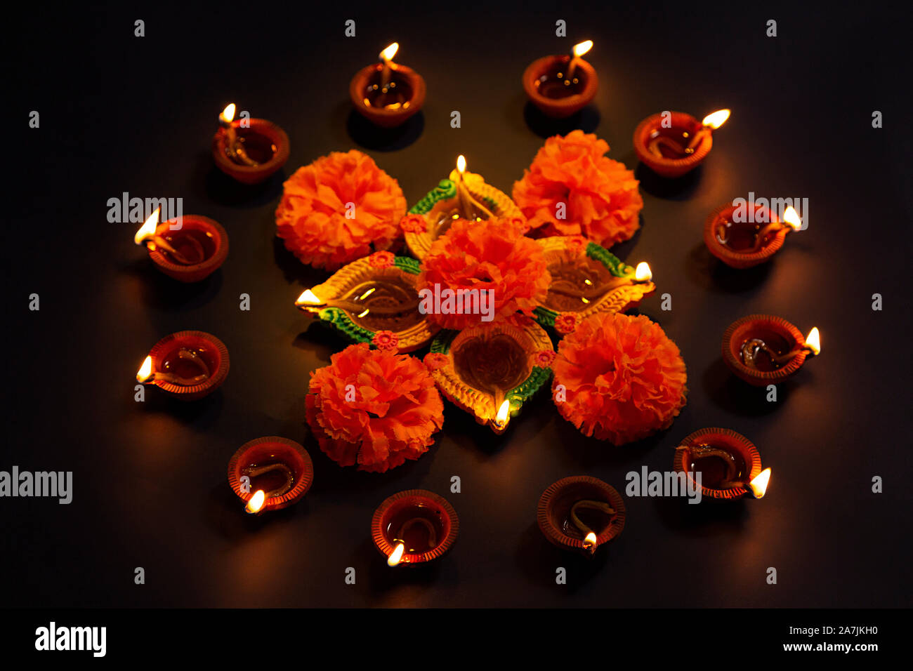 Nessuno Shot Burning Diya Oil-Lamp con fiori illuminato di luce Diwali Festival celebrazione Foto Stock
