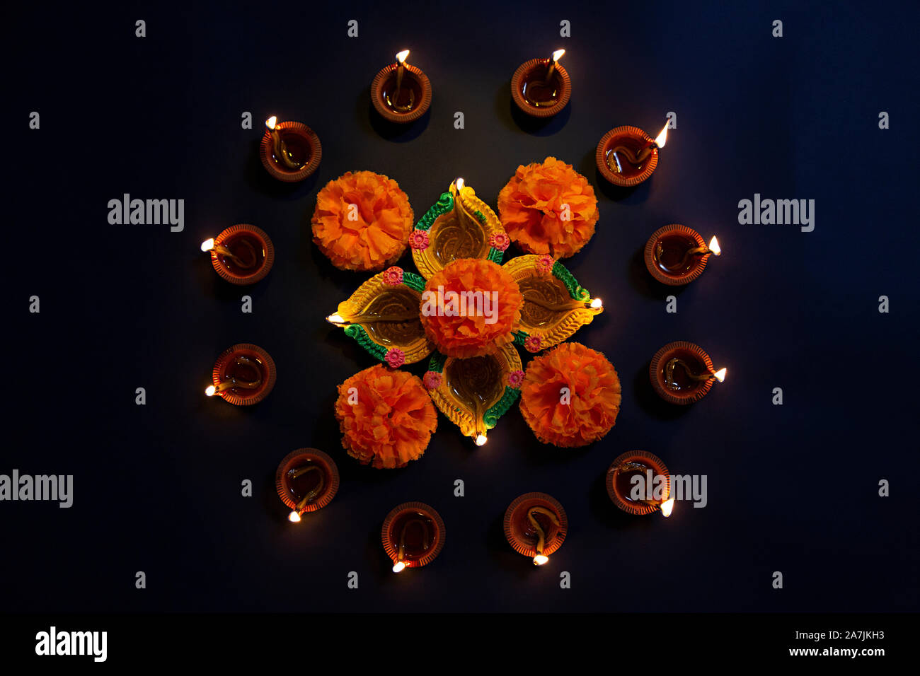 La masterizzazione Diya Oil-Lamp con fiori illuminato di luce Diwali Festival celebrazione nessuno Foto Stock