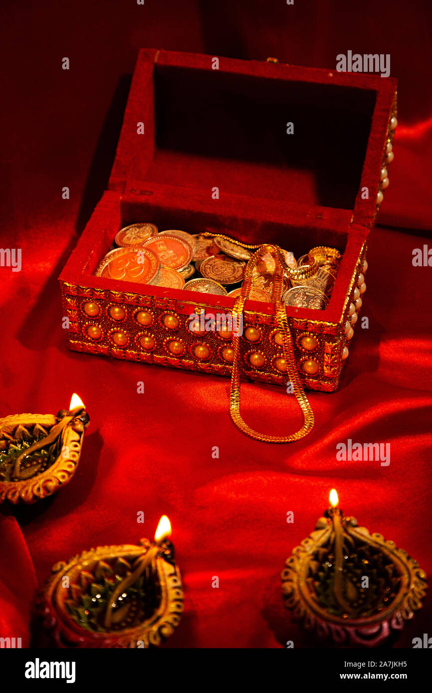 Diwali Diyas con monete d oro Box durante il Festival Deepavali celebrazione nessuno Foto Stock