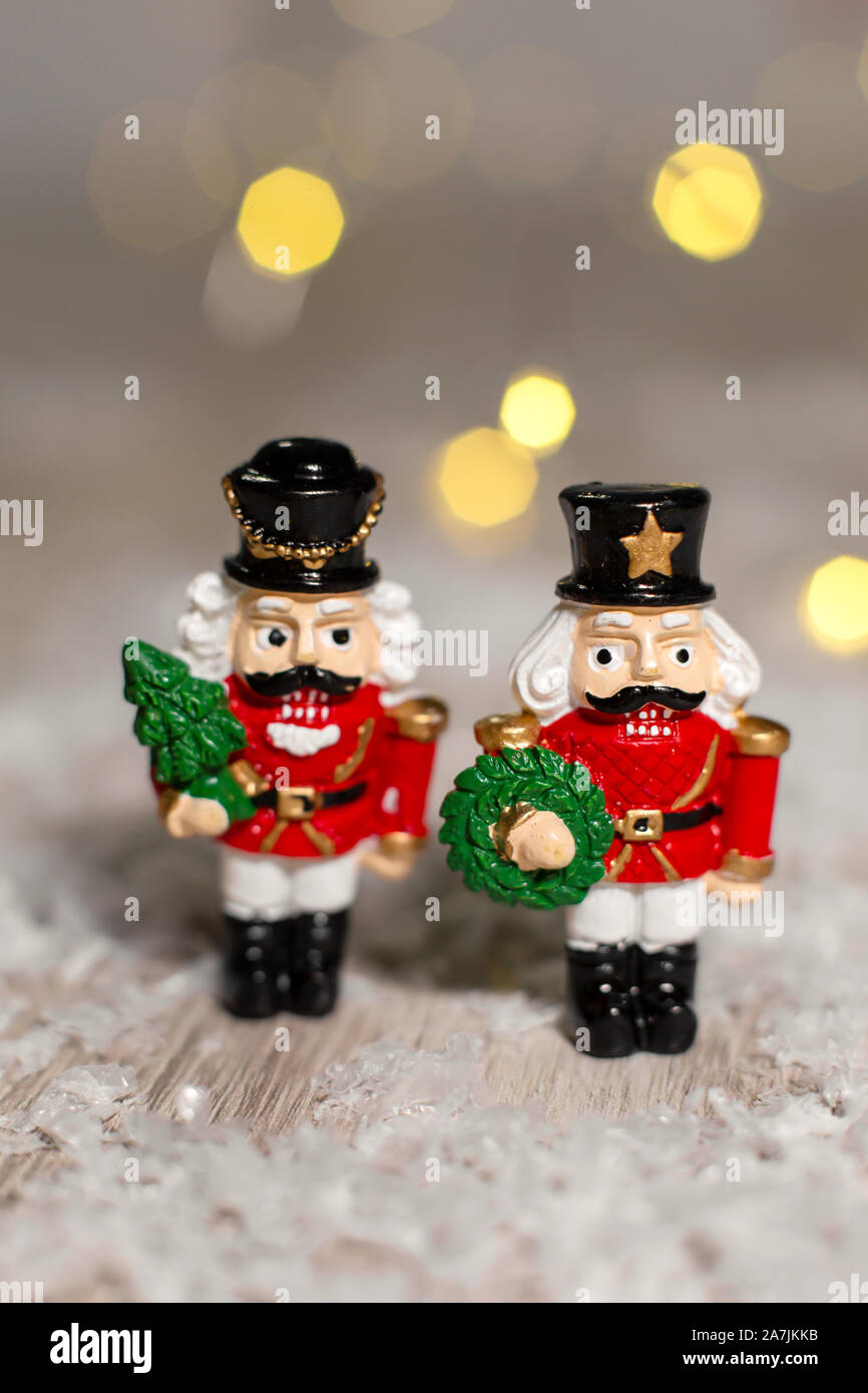 Decorazione di Natale figurine a tema. Natale soldatini da uno schiaccianoci fiaba. Decorazione per albero di Natale. Decorazioni festive, calda luce bokeh di fondo Foto Stock