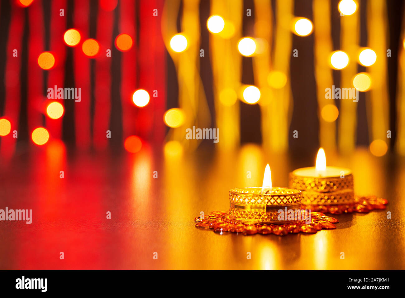 Close-up the light candele accese a domicilio luminosi durante il Diwali Festival Foto Stock