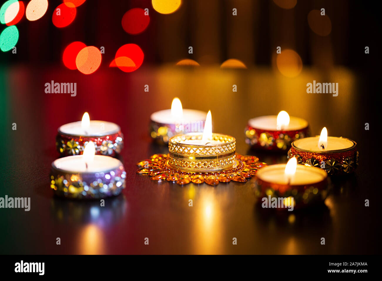 Close-up tealight candele accese le luci durante il Diwali Festival celebrazione nessuno Foto Stock
