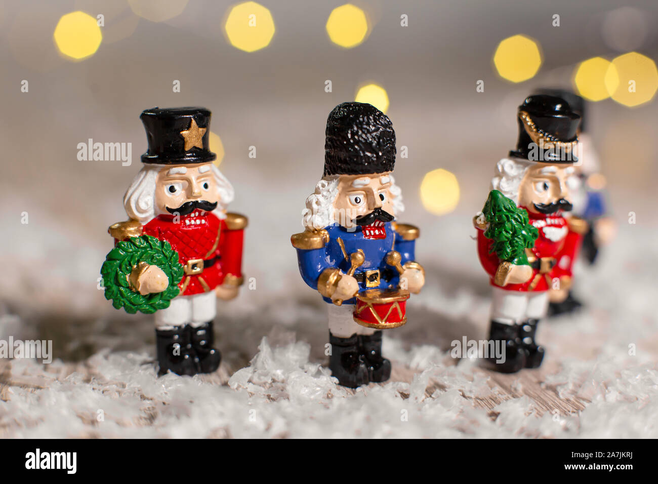 Decorazione di Natale figurine a tema. Natale soldatini da uno schiaccianoci fiaba. Decorazione per albero di Natale. Decorazioni festive, calda luce bokeh di fondo Foto Stock