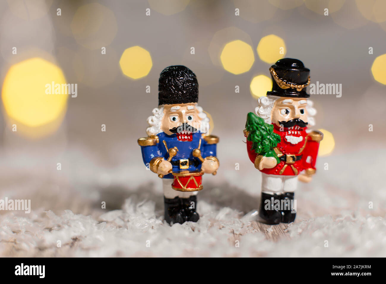 Decorazione di Natale figurine a tema. Natale soldatini da uno schiaccianoci fiaba. Decorazione per albero di Natale. Decorazioni festive, calda luce bokeh di fondo Foto Stock