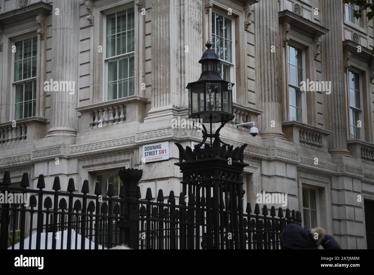 29 ottobre 2019: Strada segno, lanterna e ferro battuto alle porte di Downing Street, Londra, Regno Unito, casa del Primo ministro britannico e il cancelliere Foto Stock