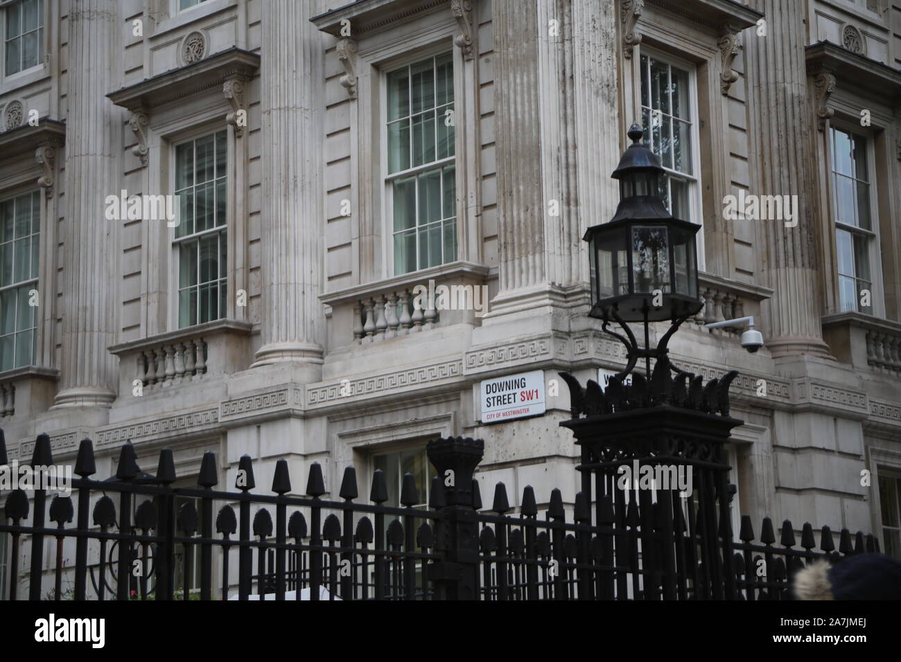 29 ottobre 2019: Strada segno, lanterna e ferro battuto alle porte di Downing Street, Londra, Regno Unito, casa del Primo ministro britannico e il cancelliere Foto Stock