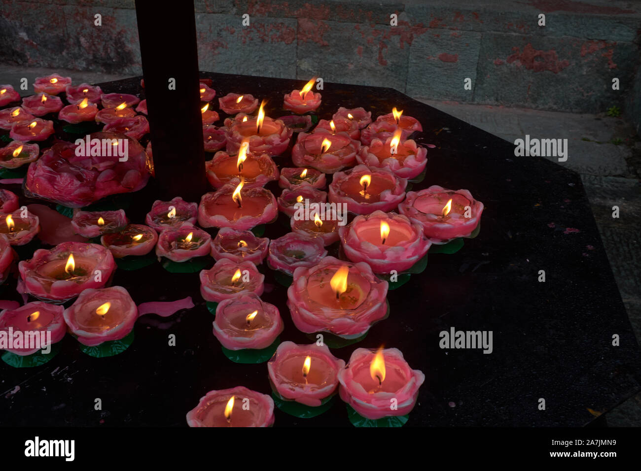 Candele di illuminazione nel tempio taoista cinese, fuoco selettivo, macro, Viaggi Asia, Cultura Foto Stock