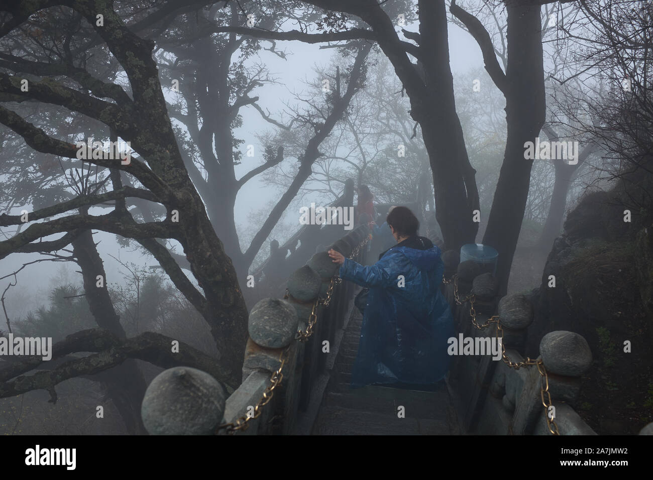 I passi di scala nell'antica taoista arti marziali wushu tempio nel giorno della nebbia Foto Stock