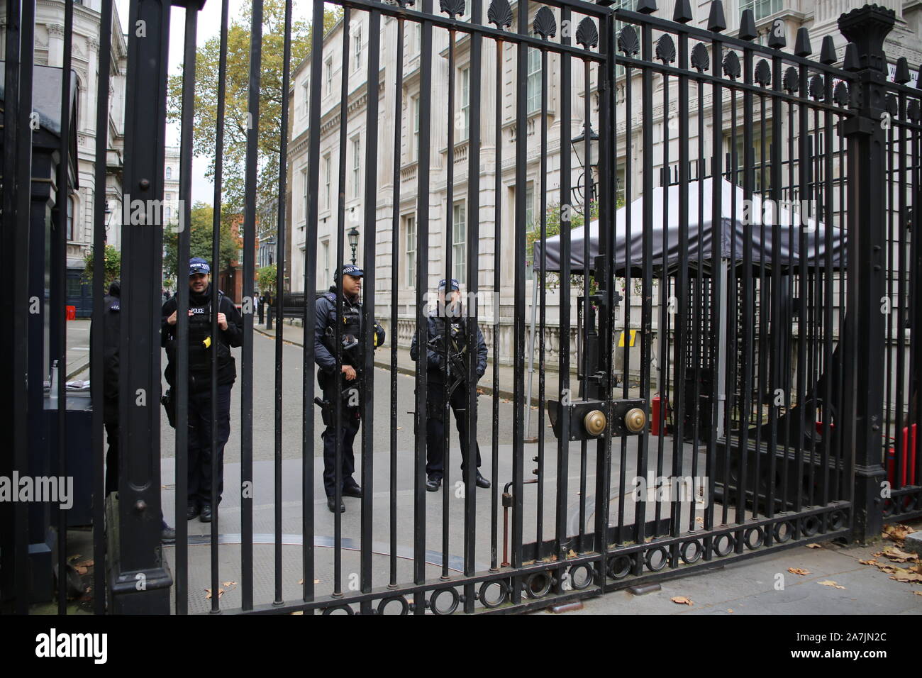 29 ottobre 2019: Il chiuso strettamente sorvegliata cancelli di Downing Street, Londra, Regno Unito, casa del Primo ministro britannico e il cancelliere Foto Stock