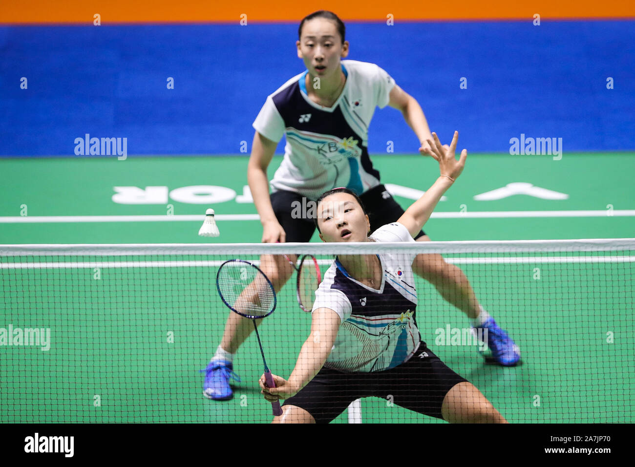 Sud coreano professional badminton giocatori Lee So-hee e Shin Seung-chan competere contro il cinese professional badminton giocatori Liu Xuanxuan e Xia Foto Stock