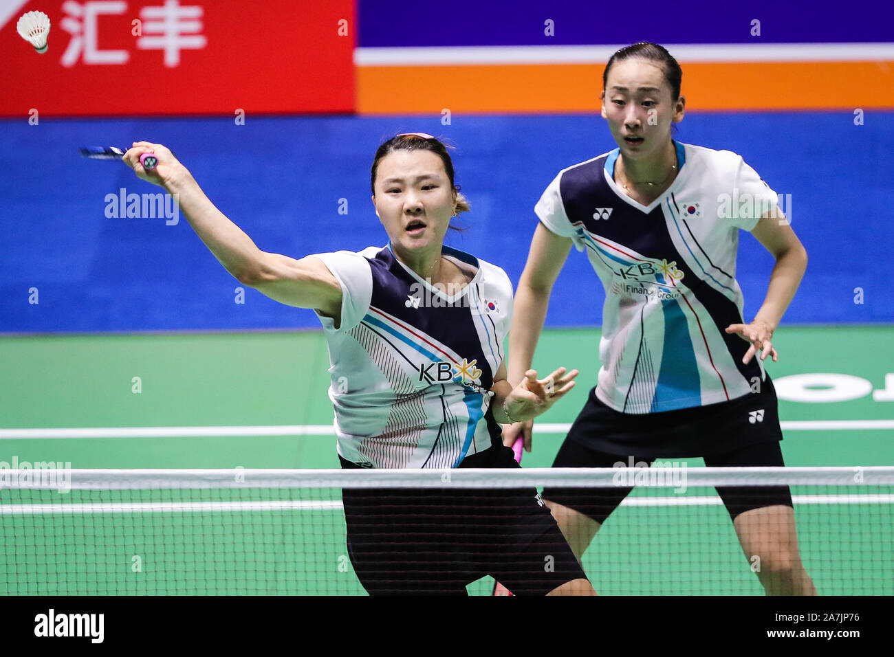 Sud coreano professional badminton giocatori Lee So-hee e Shin Seung-chan competere contro il cinese professional badminton giocatori Liu Xuanxuan e Xia Foto Stock