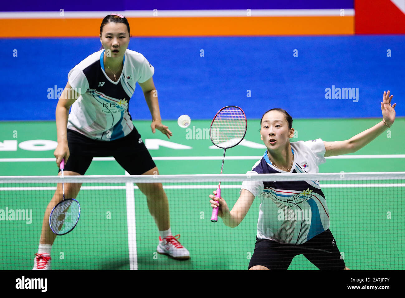 Sud coreano professional badminton giocatori Lee So-hee e Shin Seung-chan competere contro il cinese professional badminton giocatori Liu Xuanxuan e Xia Foto Stock