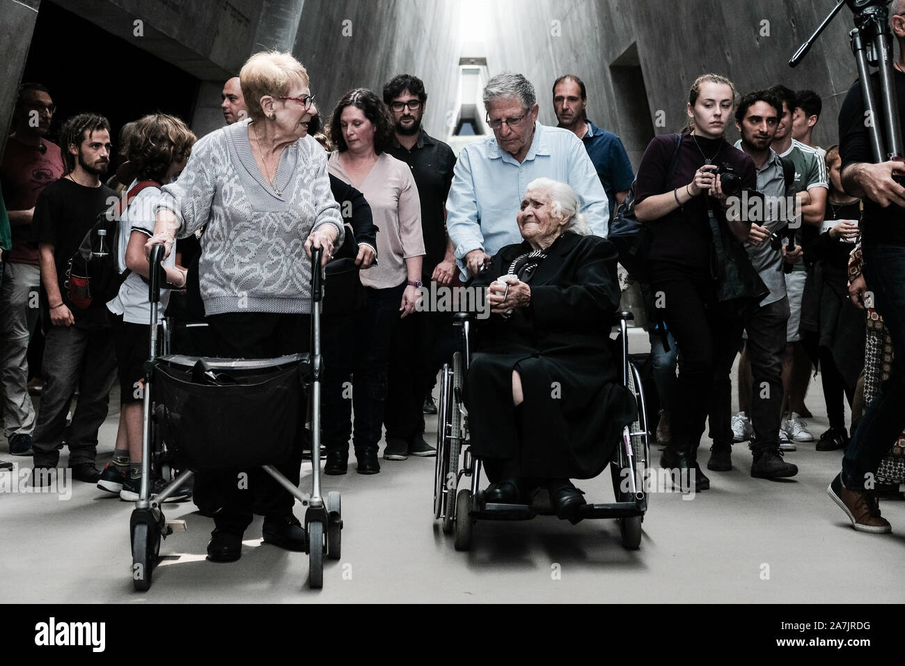Gerusalemme, Israele. 3 Novembre, 2019. Il greco soccorritore MELPOMENI DINA (R in sedia a rotelle), nee Gianopoulou , 92, ora vive a Salonicco, Grecia, riunisce con SARAH YANAI anteriore (L), nee Mordechai, 86, YOSSI MOR (spingendo sedia a rotelle), precedentemente Mordechai, 77, e 40 dei loro discendenti per la prima volta dalla Seconda Guerra Mondiale. Con l'invasione nazista della Grecia la famiglia Gianopoulou ha preso la famiglia Mordechai nella loro casa in Veria, a ovest di Salonicco, e forniti per loro per oltre due anni, shairng le loro razioni alimentari nonostante il rischio. Credito: Nir Alon/Alamy Live News Foto Stock