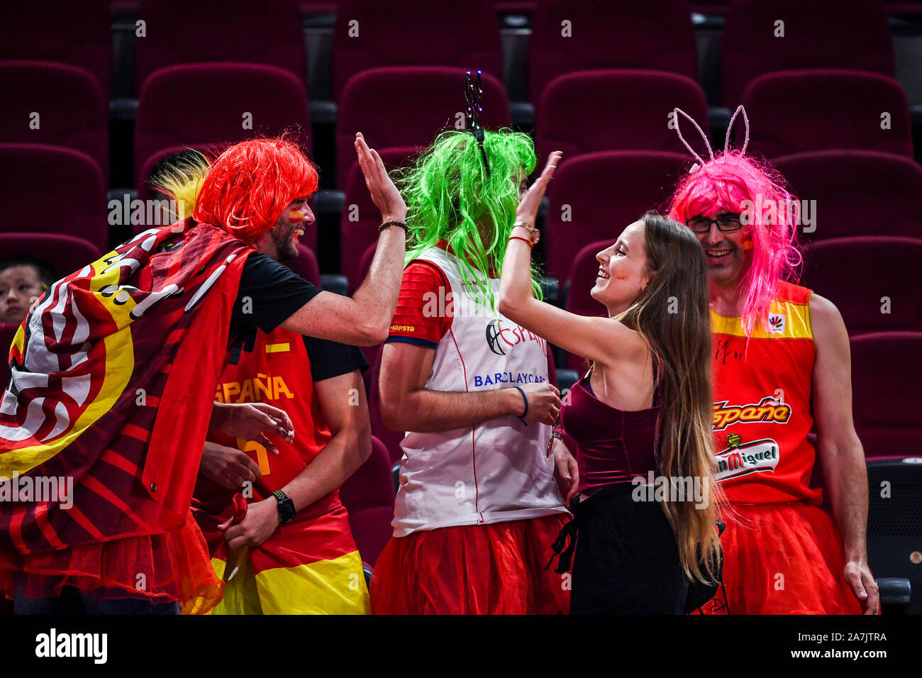 Ventole spagnolo il tifo per la Spagna in Spagna vs Australia semifinale di 2019 basket FIBA di Coppa del Mondo a Pechino, Cina, 13 settembre 2019. Foto Stock