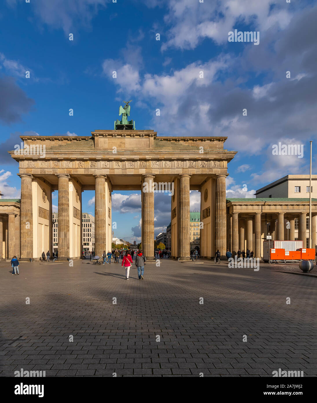 La Porta di Brandeburgo a Berlino, Germania, contro un bel cielo azzurro con alcune nuvole Foto Stock