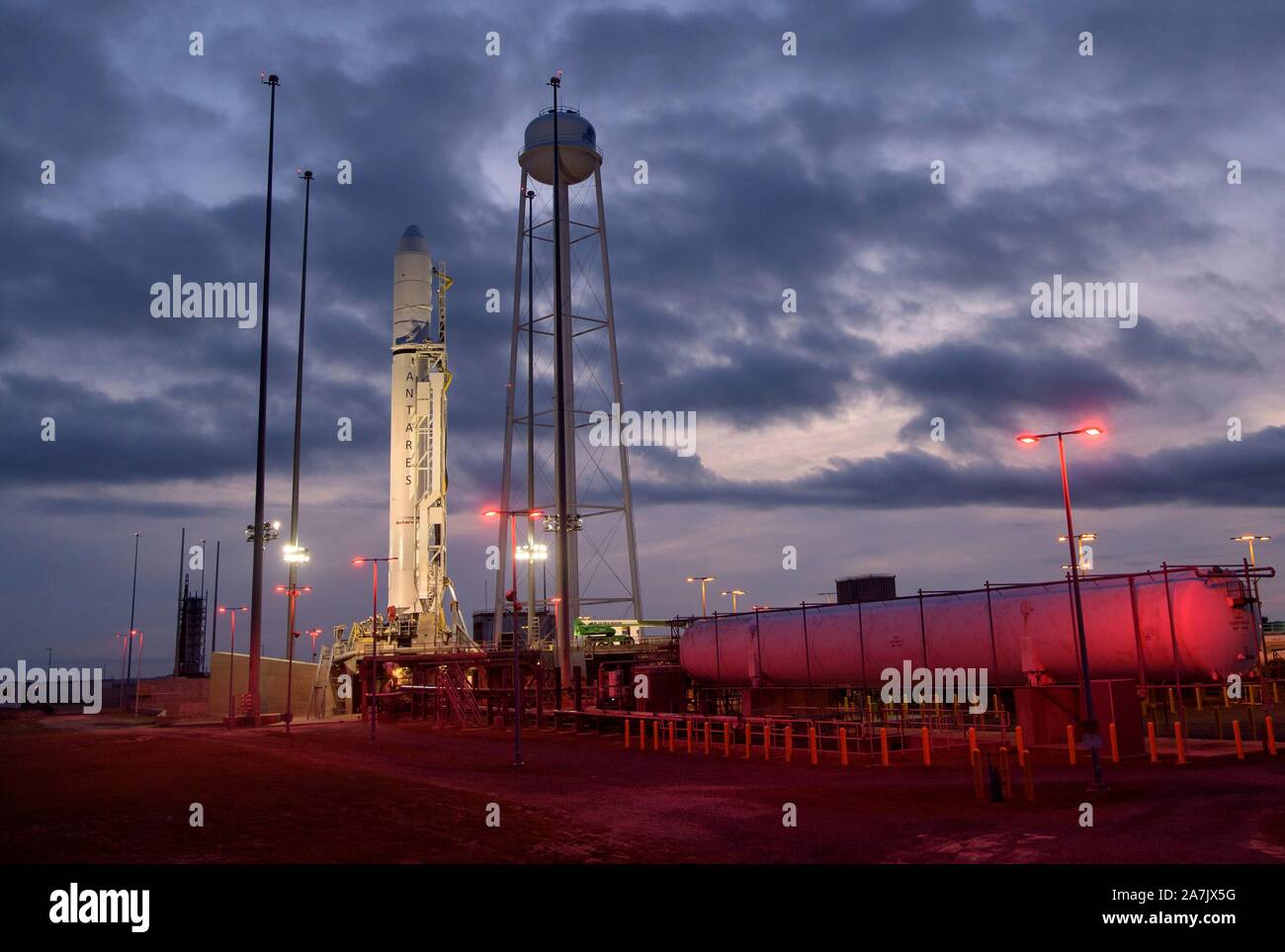 La Northrop Grumman Antares rocket, con Cygnus rialimentazione a bordo veicolo spaziale, è sollevato in posizione verticale in preparazione per il decollo su Launch Pad-0A presso la NASA Wallops Flight Facility Ottobre 29, 2019 in Wallops, Virginia. Il commerciale cargo missione di rialimentazione consegnerà 8.200 libbre di ricerca, equipaggio e forniture hardware del veicolo alla stazione spaziale internazionale il 2 novembre. Foto Stock