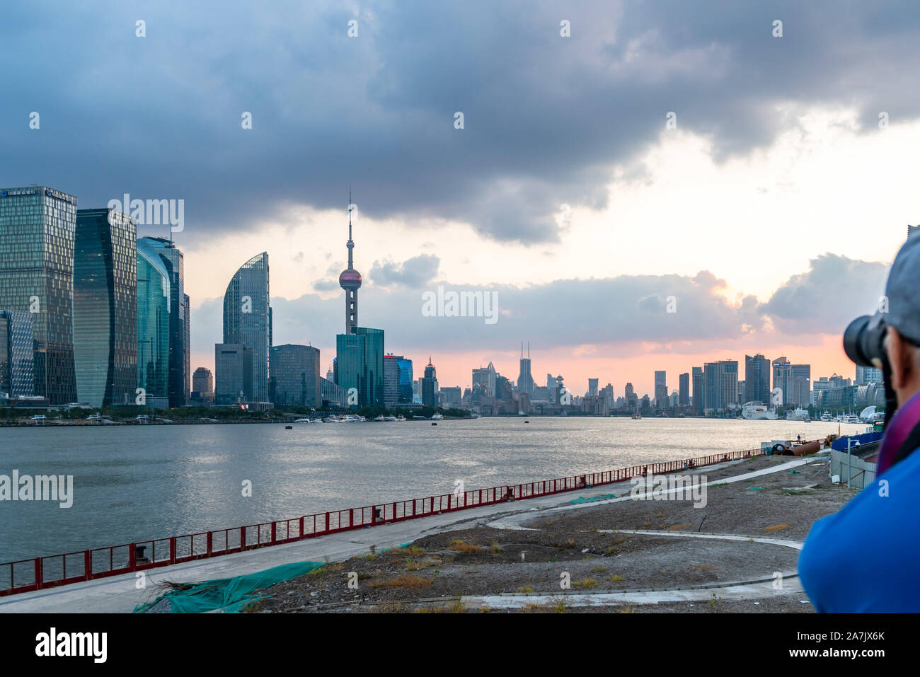 Una vista panoramica dal lato est del Bund raffigurante un magnifico skyline composta da highrises in Cina a Shanghai, 20 settembre 2019. *** Capti locale Foto Stock