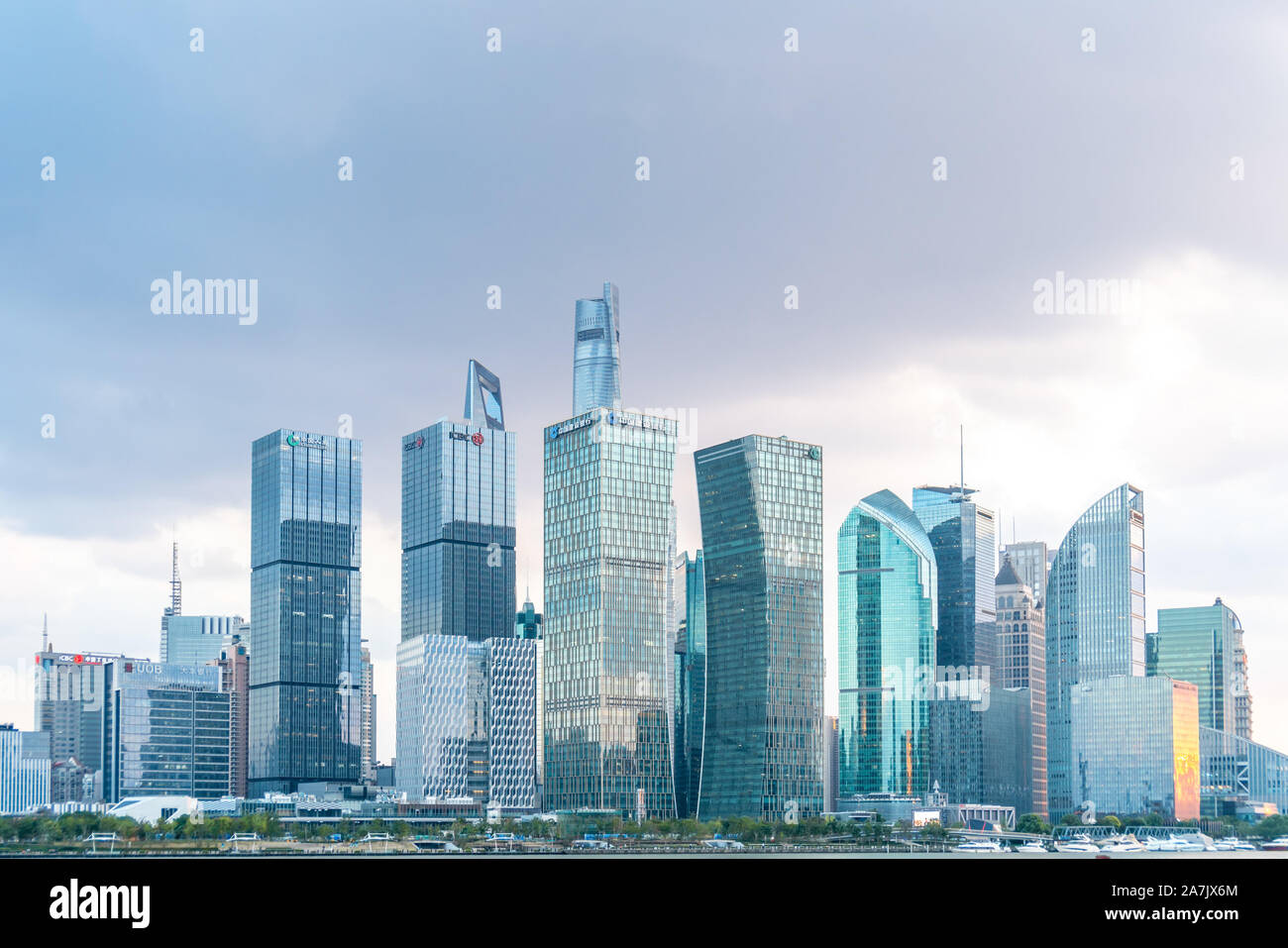 Una vista panoramica dal lato est del Bund raffigurante un magnifico skyline composta da highrises in Cina a Shanghai, 20 settembre 2019. *** Capti locale Foto Stock
