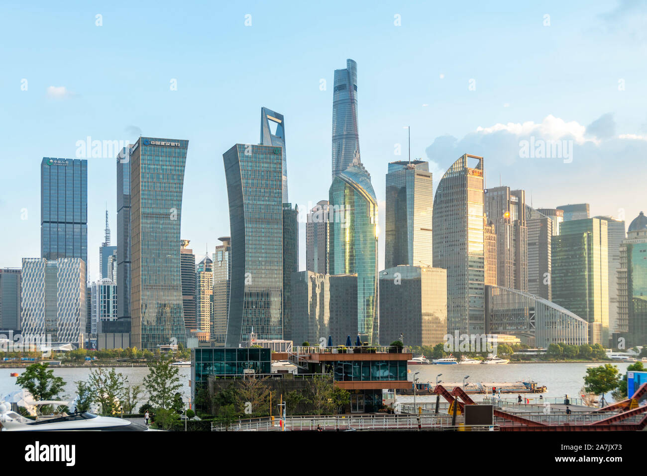 Una vista panoramica dal lato est del Bund raffigurante un magnifico skyline composta da highrises in Cina a Shanghai, 20 settembre 2019. *** Capti locale Foto Stock