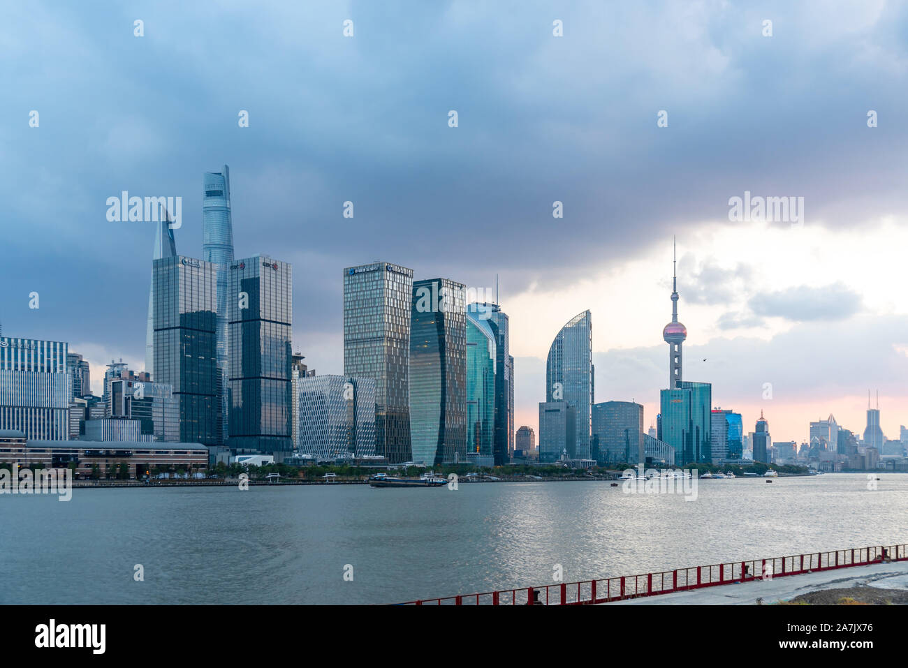 Una vista panoramica dal lato est del Bund raffigurante un magnifico skyline composta da highrises in Cina a Shanghai, 20 settembre 2019. *** Capti locale Foto Stock