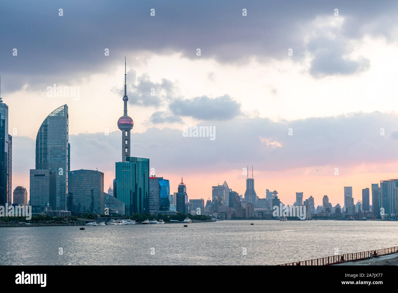 Una vista panoramica dal lato est del Bund raffigurante un magnifico skyline composta da highrises in Cina a Shanghai, 20 settembre 2019. *** Capti locale Foto Stock