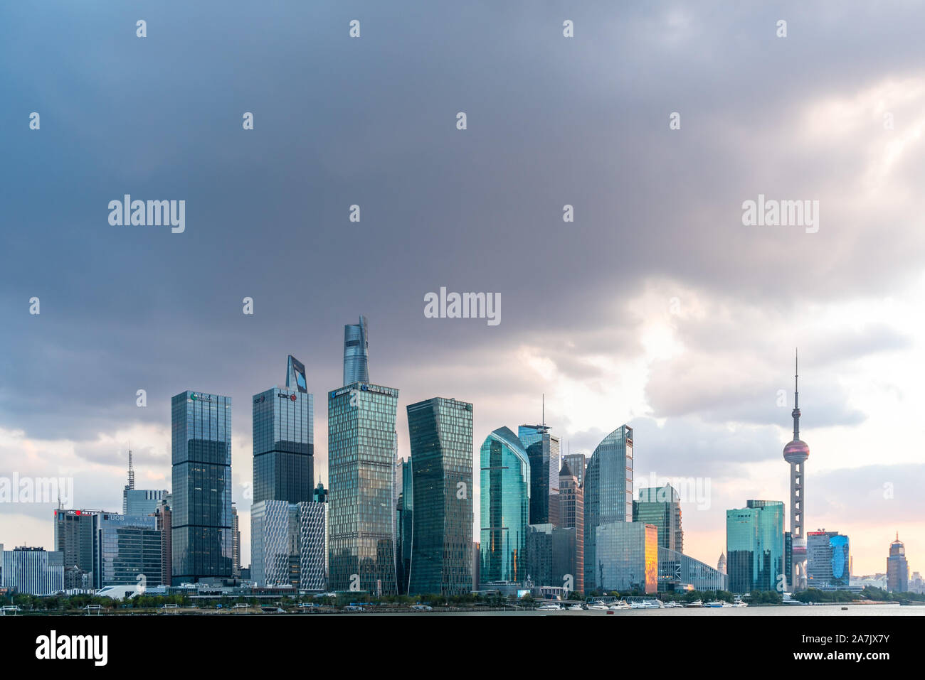 Una vista panoramica dal lato est del Bund raffigurante un magnifico skyline composta da highrises in Cina a Shanghai, 20 settembre 2019. *** Capti locale Foto Stock