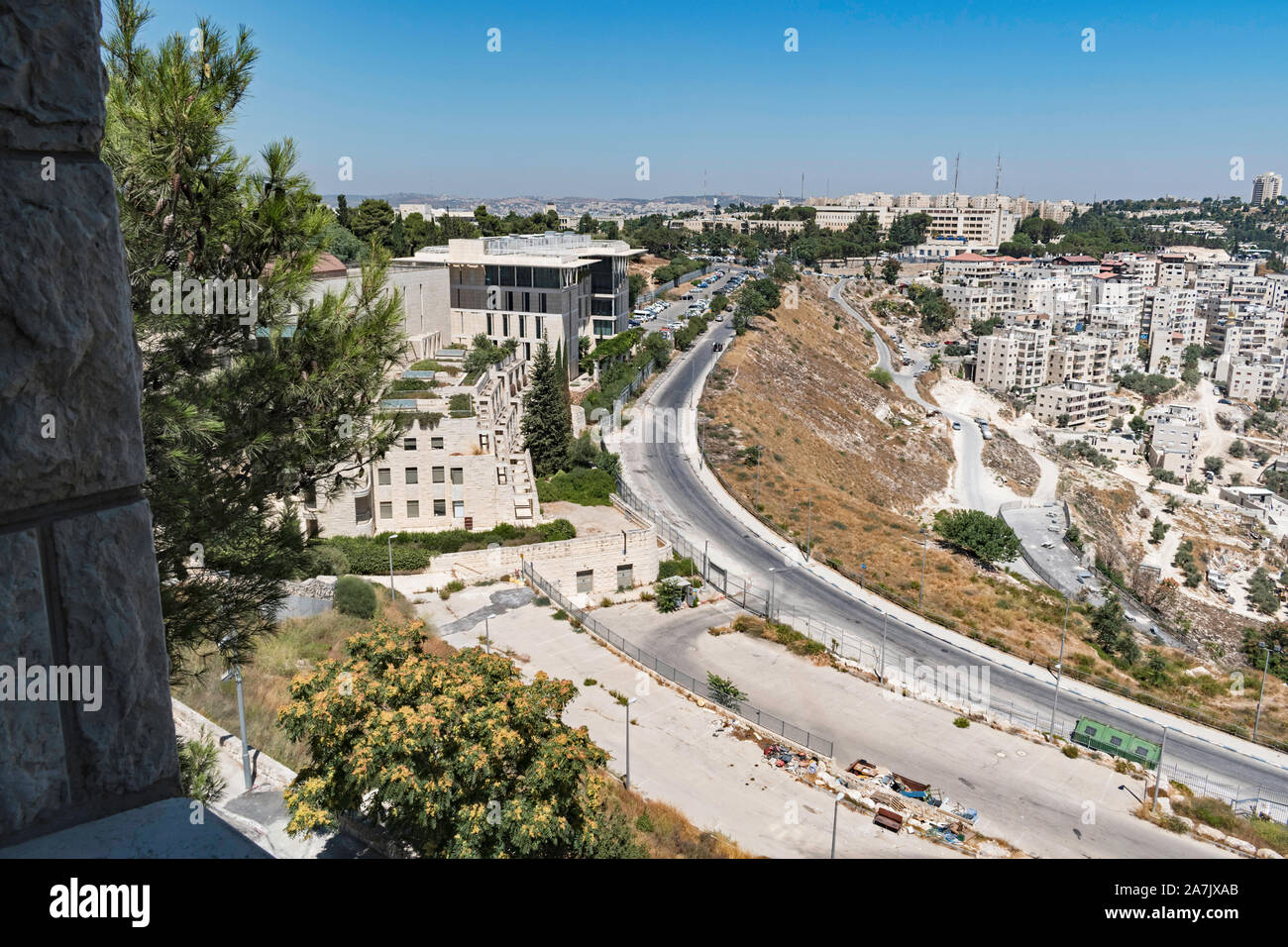 La Hebrew University hadassah campus ospedaliero e due quartieri palestinese sul Monte Scopus a Gerusalemme est dall'arte edificio scolastico Foto Stock