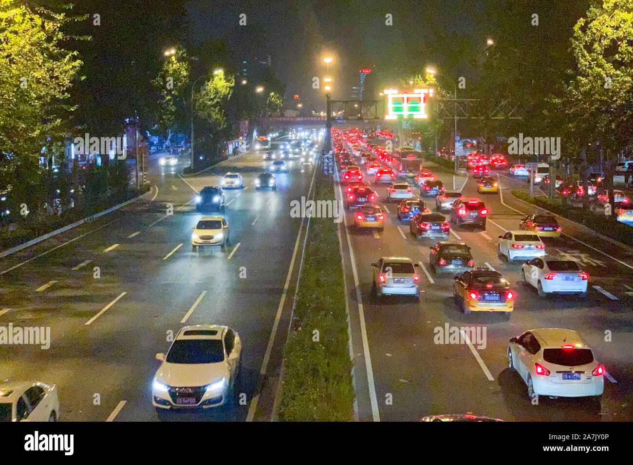 In Ora di punta prima del giorno di metà autunno vacanza, vetture spostare lentamente verso la direzione di casa a Pechino in Cina, 12 settembre 2019. *** Capti locale Foto Stock