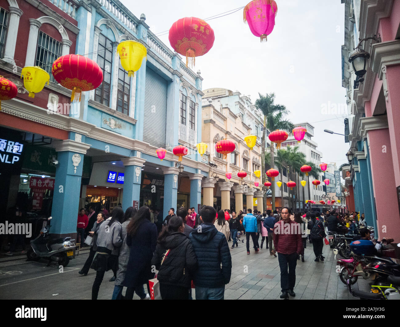 2019.01.01 - Le persone sono state shopping con la famiglia e gli amici il giorno di Capodanno. Foto Stock