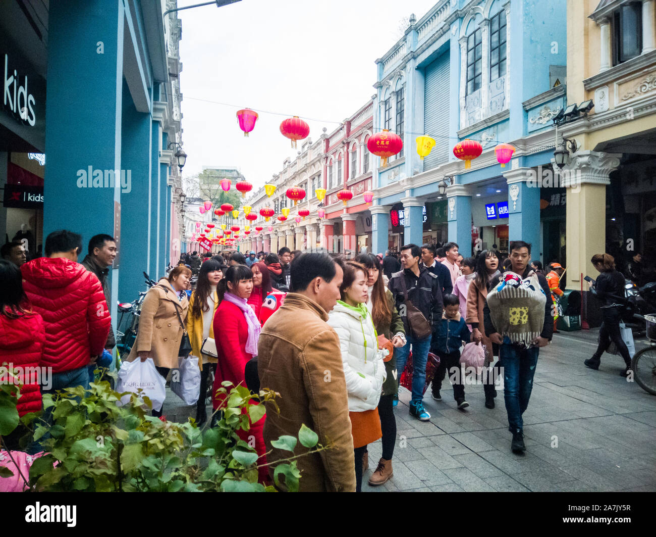 2019.01.01 - Le persone sono state shopping con la famiglia e gli amici il giorno di Capodanno. Foto Stock
