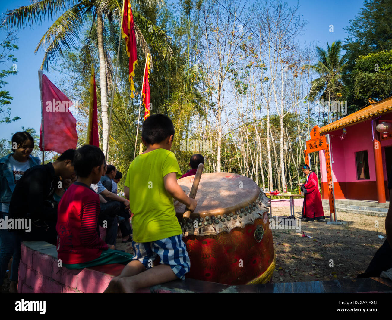 La gente del villaggio locale ha invitato un taoista di benedizione per il villaggio sulla lanterna Festival, che è la credenza locale in Danzhou, Hainan in Cina. Foto Stock