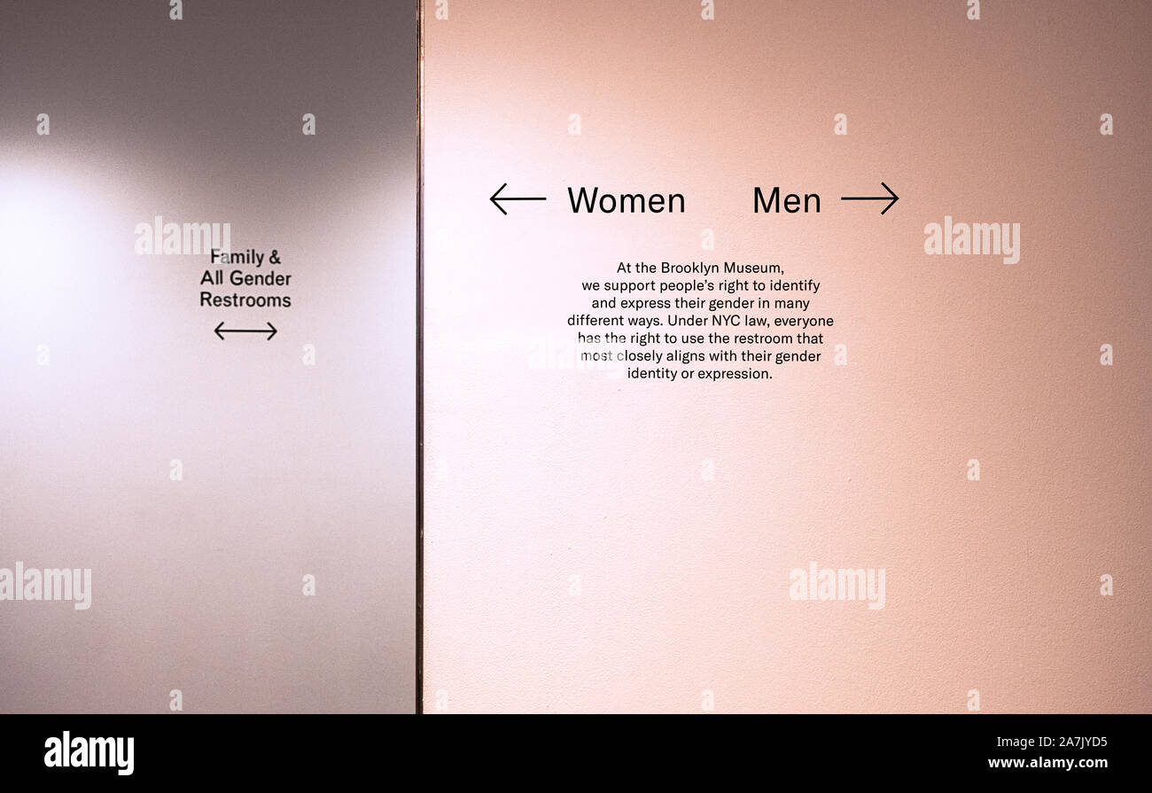 Un segno al Brooklyn Museum di consigliare agli ospiti di utilizzare il bagno sesso di loro scelta. Nella città di New York. Foto Stock