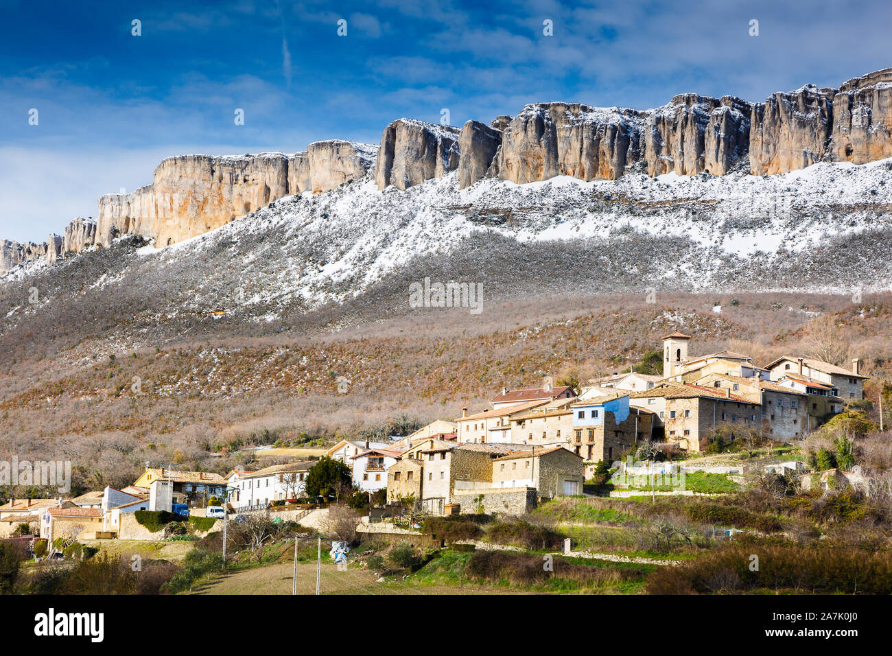 Villaggio e la gamma della montagna paesaggio d'inverno. Foto Stock