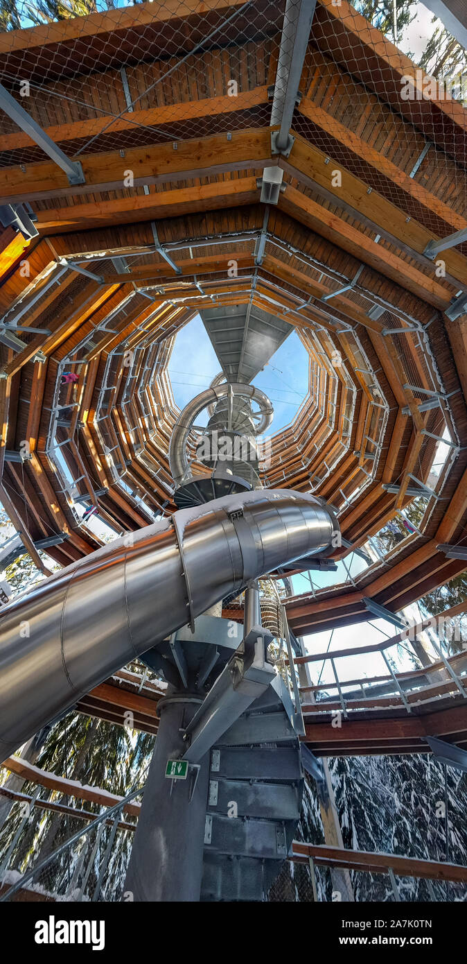 Tree Top Walk in Janske Lazne. Alta torre per i turisti a piedi nella foresta di Krkonose d'inverno. Il sentiero di legname. Treetop walkway tower in ceco Foto Stock