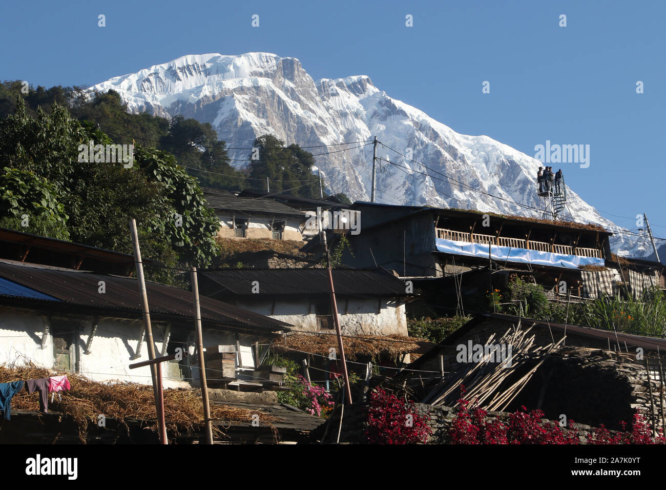 Una vista generale del villaggio Gurung di Sikles, Himalaya, Nepal Foto Stock