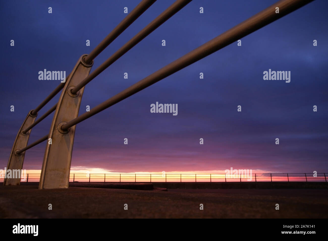 Ringhiere sul lungomare di Blackpool, Regno Unito, al tramonto. Foto Stock