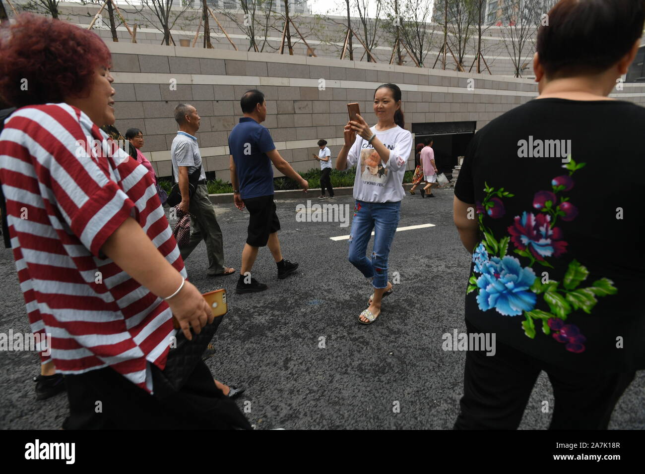 Grande numero di cittadini locali stream per il recentemente inaugurato Chongqing Raffles City Shopping Square, investiti dalla CapitaLand, uno di Asia il più grande e reale Foto Stock