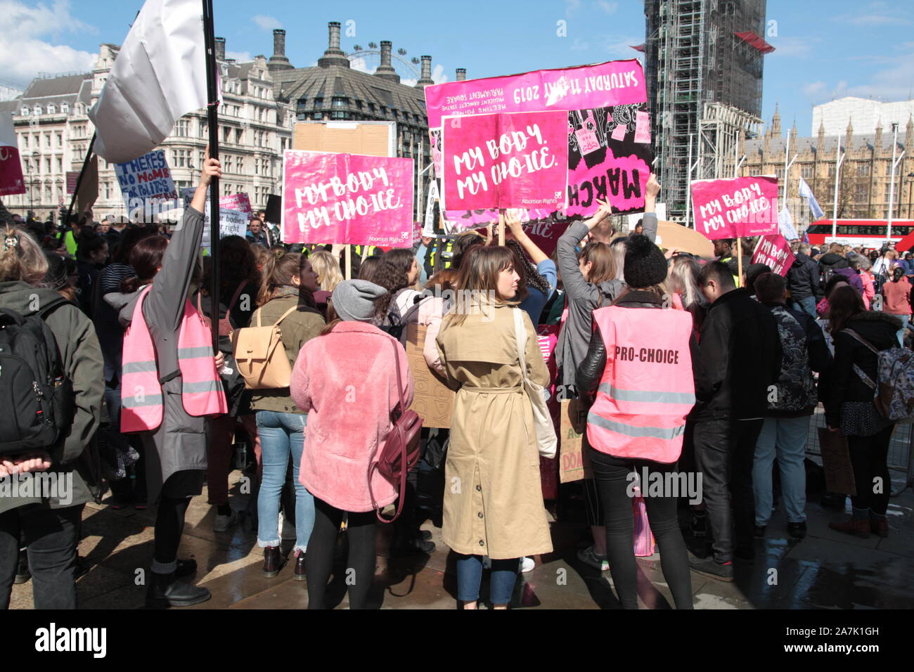Scelta Pro aborto attivisti femminista al Pro vita in marcia per la vita nel Regno Unito, in piazza del Parlamento, Londra, Inghilterra Foto Stock