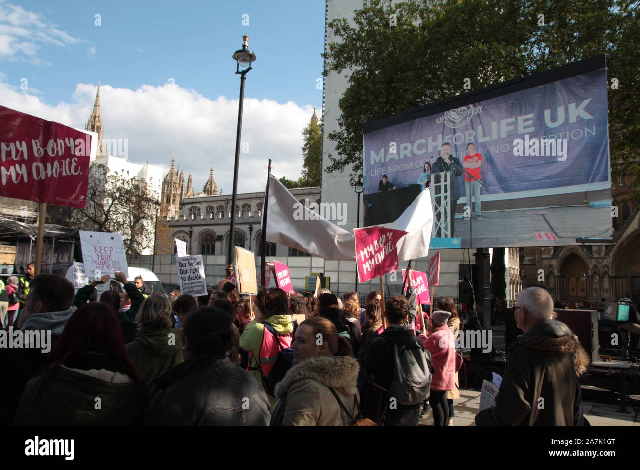 Scelta Pro aborto attivisti femminista al Pro vita in marcia per la vita nel Regno Unito, in piazza del Parlamento, Londra, Inghilterra Foto Stock