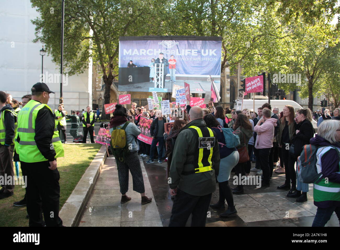Scelta Pro aborto attivisti femminista al Pro vita in marcia per la vita nel Regno Unito, in piazza del Parlamento, Londra, Inghilterra Foto Stock
