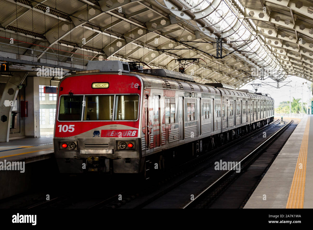 Rio Grande do Sul, Brasile - agosto, 22 2019. In treno Arrivando alla stazione ferroviaria di maggiore Porto Alegre. Trasporto giornaliero della popolazione per la PAC Foto Stock