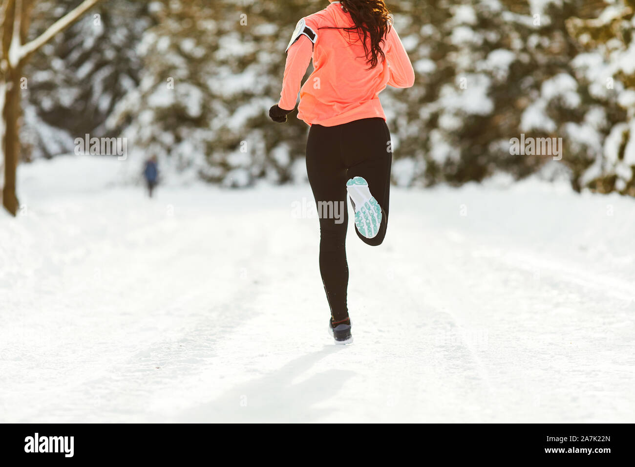 Primo piano della ragazza del runner in piedi il parco in inverno Foto Stock
