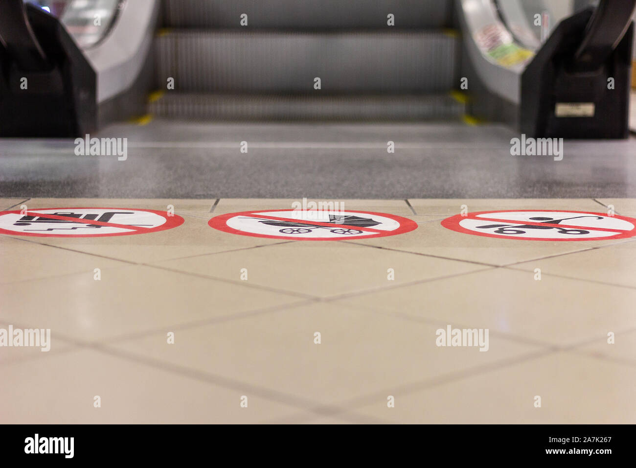 Divieto di segni di arresto nessun passeggino escalator trasporto automatico Foto Stock