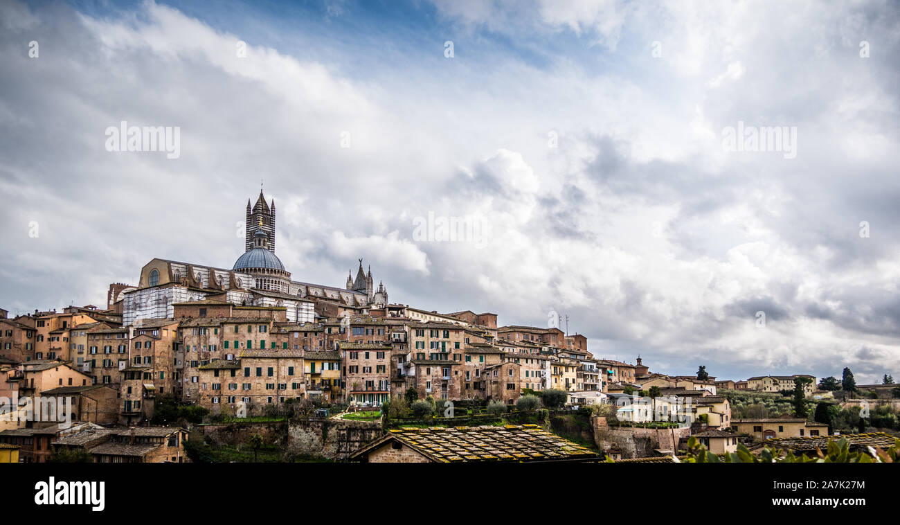 Panorama lo scenario e il paesaggio di Siena città vecchia con alto contrasto cielo nuvoloso, Toscana, Italia Foto Stock