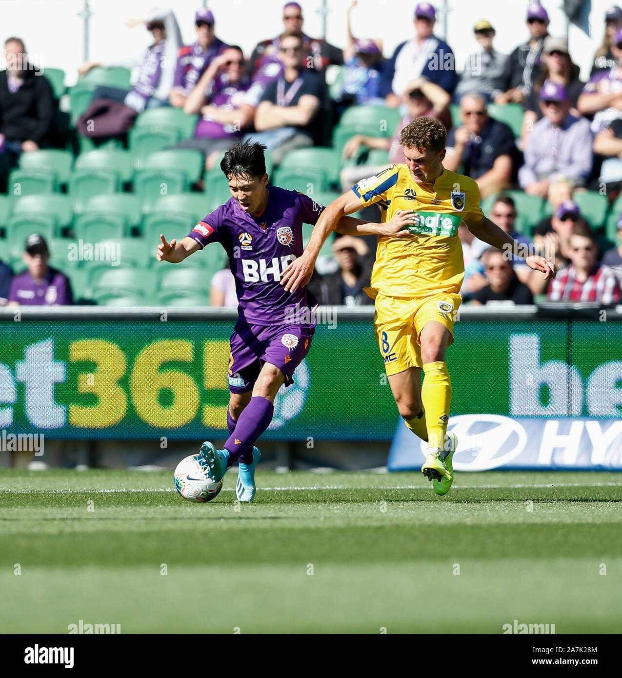 Perth, Australia. 3 novembre 2019; HBF Park, Perth, Australia occidentale, Australia; una lega calcio, Perth gloria contro Central Coast Mariners; Kim Soo-Beom di Perth Gloria passa la palla come Gianni Stensness del Central Coast Mariners si muove per affrontare - Editoriale usare carte di credito: Azione Plus immagini di sport/Alamy Live News Foto Stock