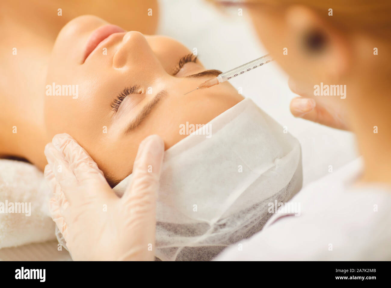 La cosmetologia medico fa bellezza injectionson faccia a una donna. Foto Stock