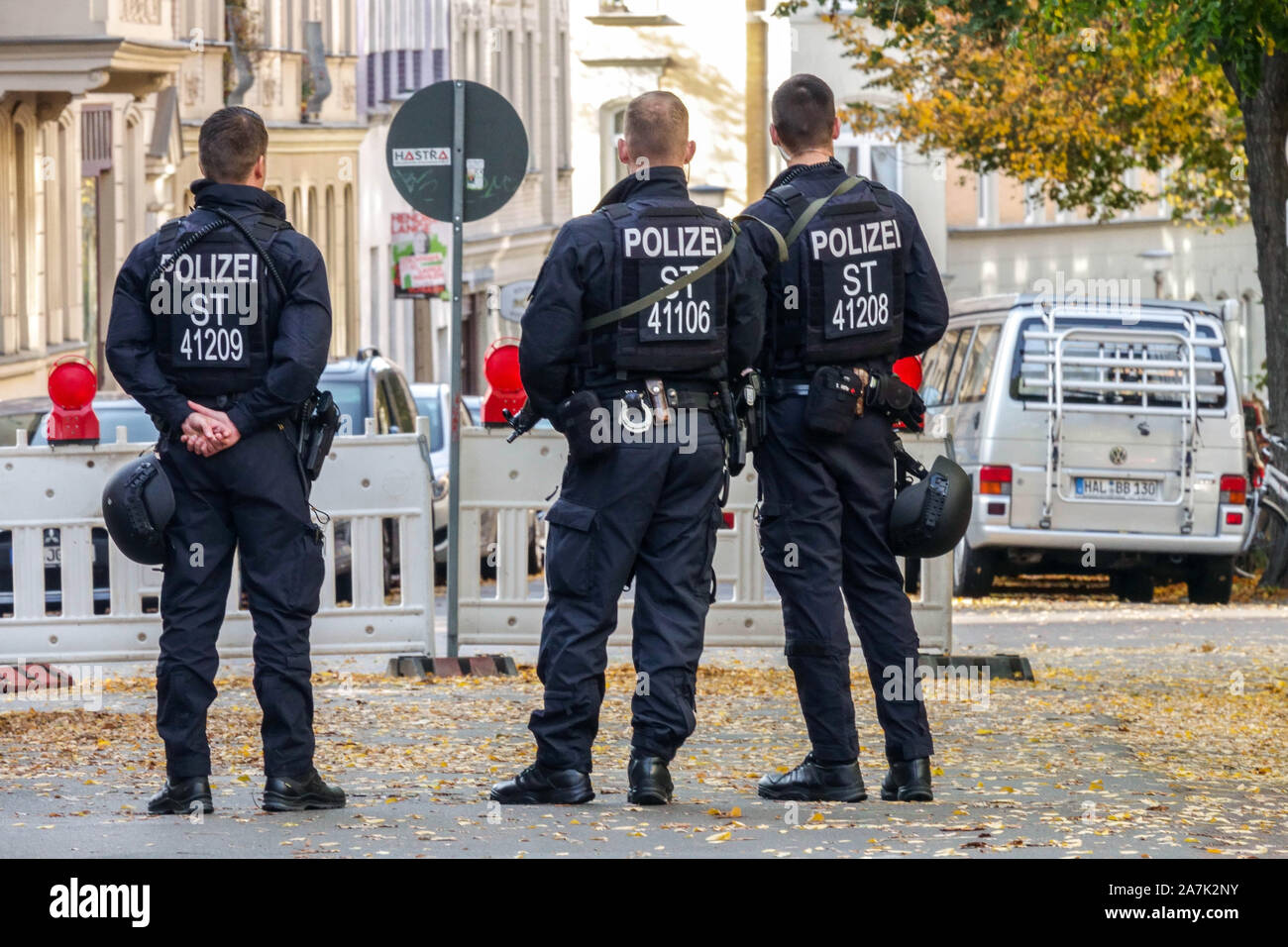 Tre armati-uomo tedesco pattuglia di polizia in uniforme, la street presso la Sinagoga, Halle Saale Germania cooperazione di polizia Foto Stock